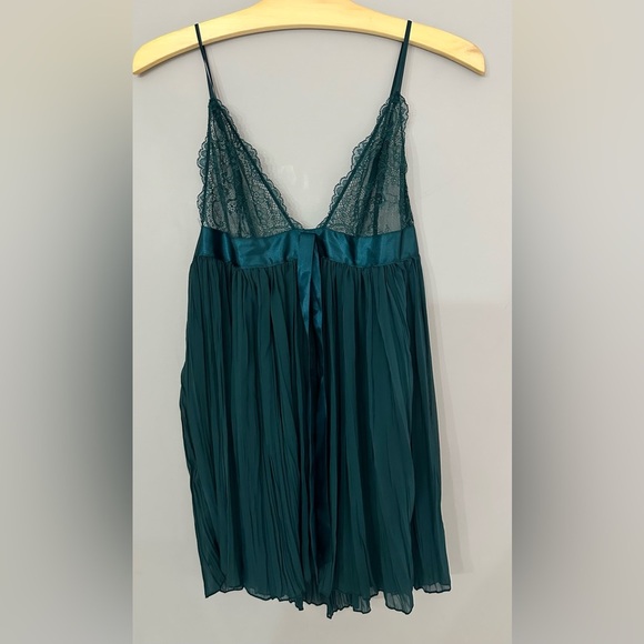 ✨NWT✨ Victoria's Secret: Chemise - Size Medium - Picture 1 of 9